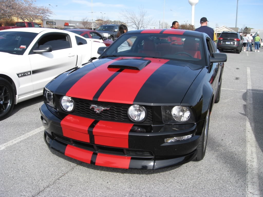 Красный Ford Mustang 2005